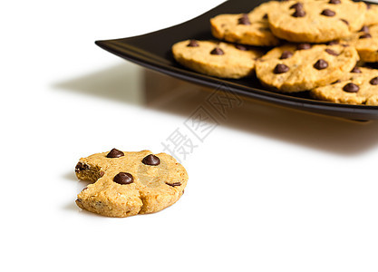 巧克力薯片饼干和一块盘子里的一叠饼干正方形白色早餐芯片食物黑色小吃棕色图片