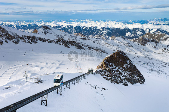 冬季与Kaprun度假村滑雪斜坡爬坡蓝色山脉全景旅行岩石太阳阳光天际场景图片