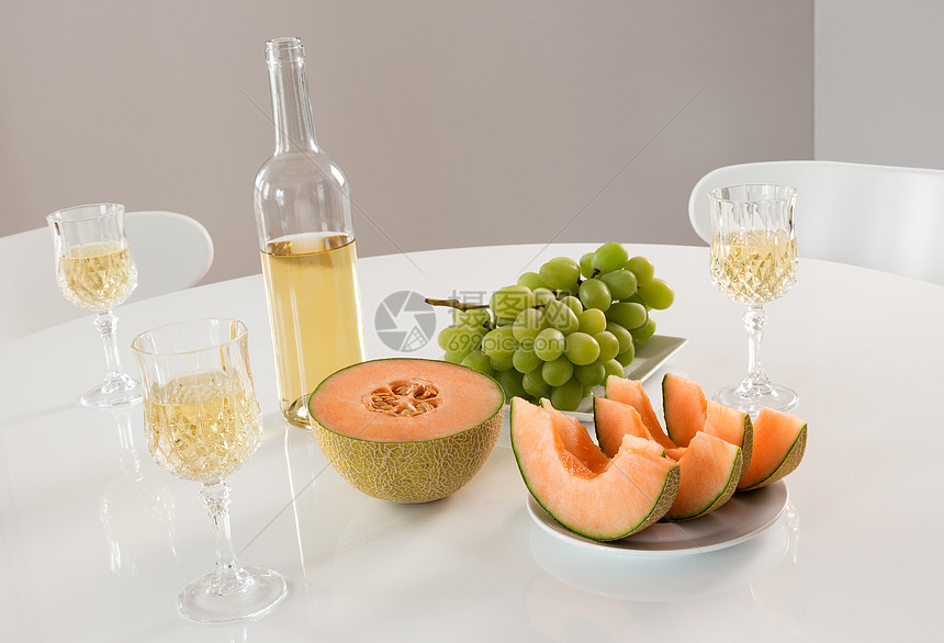 有水果的白葡萄酒庆典房子瓶子玻璃装饰椅子饮料派对桌子静物图片