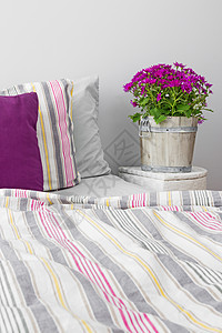 用紫花装饰的卧室图片