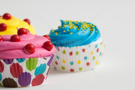 特写彩色纸杯蛋糕装饰磨砂面包小雨冰镇甜点图片