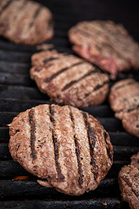 烤架上的汉堡包烹饪馅饼木炭炙烤牛肉背景图片