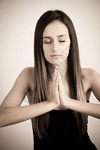 年轻的天主教黑人女子祷告图片