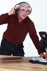 男人用手甲锯劳动工具商务耳朵风镜领班承包商零售商冒险木头图片