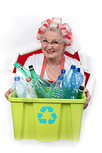 奶奶有毛发卷发员 拿着满满塑料瓶子的回收浴缸图片