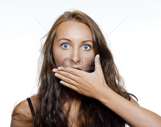 奇怪的女孩在嘴里遮着自己的嘴图片