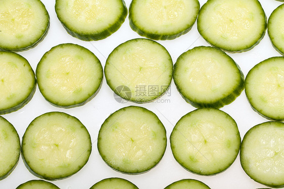 白色背景上孤立的新鲜切片黄瓜蔬菜皮肤种子厨房食物午餐水果饮食宏观营养图片