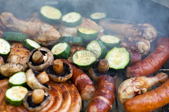 在烤架上用美味的烤肉烧烤牛肉野餐香肠花园美食木炭食谱食物羊肉家禽图片