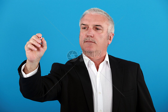 男人在白板上写字胡子衬衫手臂成年人白色黑发写作训练海拔姿态图片