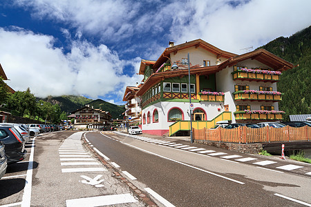 意大利街道天空旅行村庄汽车建筑假期沥青旅游游客图片