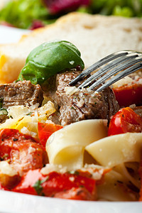 带牛排和番茄的达格利阿泰勒胡椒宏观叶子盘子蔬菜起动机牛扒食物午餐美食图片