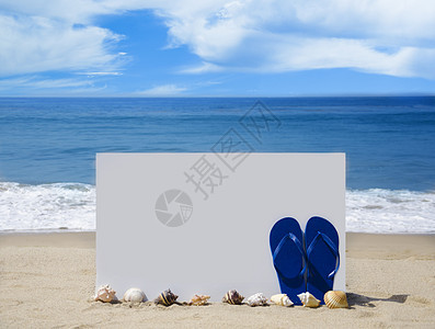 沙沙滩上贴着翻滚拖鞋的白板图片