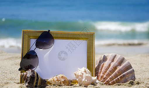 沙沙海滩上的光板旅行太阳镜相框木板照片假期海洋记忆旅游蓝色图片