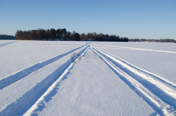 冬季雪下流动运输标志冰冻湖积雪图片
