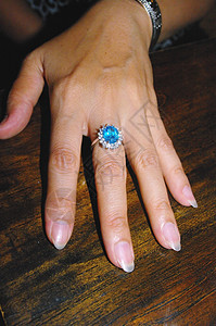 参与家庭银器联盟钻石行动金子珠宝婚姻礼物中指图片