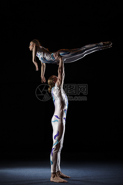马戏团艺术家表演不同的技巧舞蹈展示诡计空中飞人特技艺术肌肉演员杂技女性图片