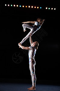 马戏团艺术家表演不同的技巧空中飞人男人艺术展示飞行肌肉特技诡计女性演员图片