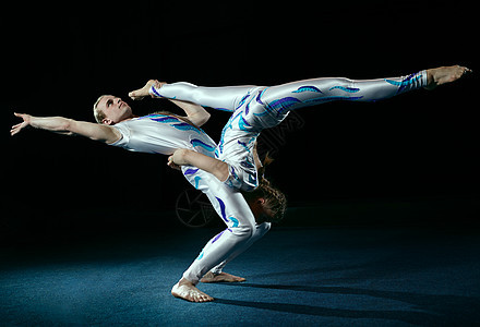 马戏团艺术家表演不同的技巧诡计肌肉健身房训练数字舞蹈空中飞人男人女性演员图片