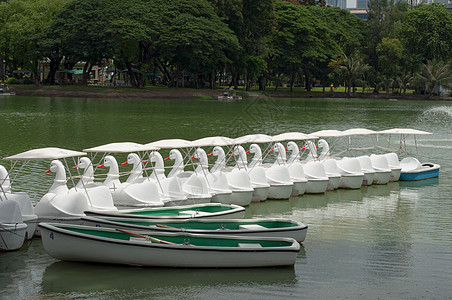 泰国曼谷市公园停靠船只的渔船图片