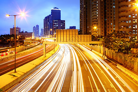 夜间城市风景与光线小径图片