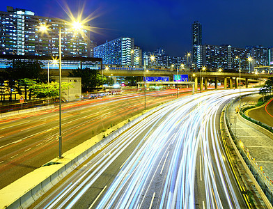 夜间在高速公路上交通汽车地标城市建筑学驾驶场景景观天空天际蓝色图片