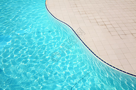 游泳池涟漪娱乐闲暇蓝色酒店水池海浪波纹游泳反射背景图片