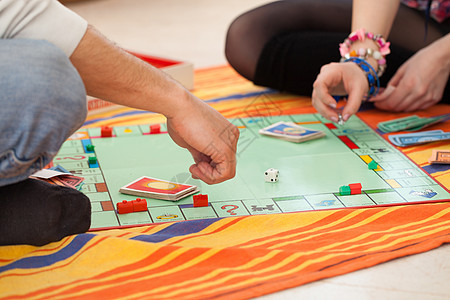 玩游戏的年轻夫妇地面男性幸福家庭地毯数字拥抱妻子喜悦乐趣图片