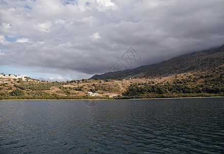 希腊克里特州库纳斯湖海岸线日光晴天支撑绿色黄色乡村水平阳伞太阳图片