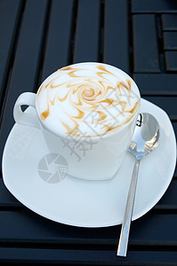 咖啡厅桌上的热咖啡咖啡店饮料杯子盘子蛋糕美食早餐热杯甜点咖啡馆图片