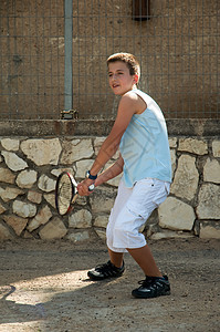 小男孩网球拍概念球拍孩子游戏微笑娱乐竞赛运动男生运动员图片