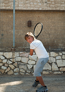 小男孩网球拍球拍乐趣男生锻炼娱乐竞赛概念孩子运动员微笑图片