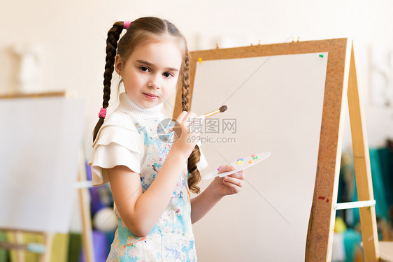 抽取课程女孩幼儿园活动画笔爱好画家学习团体苗圃工艺图片