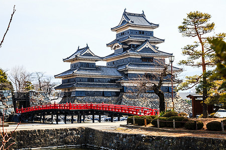 松本城堡红色池塘建筑学黑色历史乌鸦波浪历史性白色平原图片