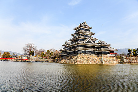 松本城堡和湖图片