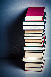 堆叠的书贮存阴影反射知识图书馆大学文学数据科学出版物图片
