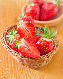 草莓农场小吃食物浆果宏观甜点市场生产木头盘子图片