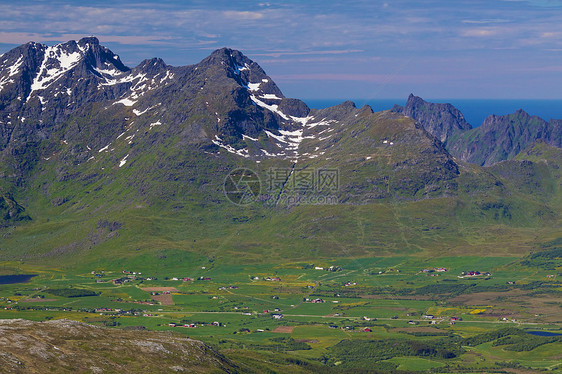 洛弗顿山脉草原草地雪峰蓝色农村全景风景牧场晴天乡村图片