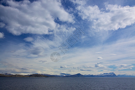 挪威的海岸线晴天渡船海岸航行海洋全景天空风景岛屿山脉图片