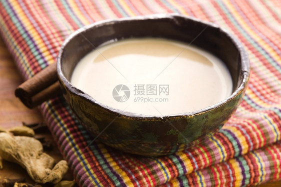 马萨拉沙伊香菜红茶粉红色泡茶玻璃杯时间小豆蔻树叶肉桂香料图片