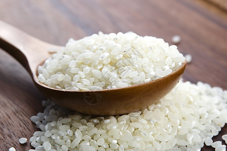 厨房桌上用木勺子制成的米饭宏观食物麻布文化美食谷物饮食营养质量烹饪图片