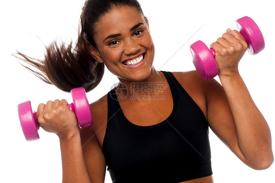 快乐的健身女举起哑铃幸福讲师女孩训练二头肌乐趣健身房饮食培训师肌肉图片
