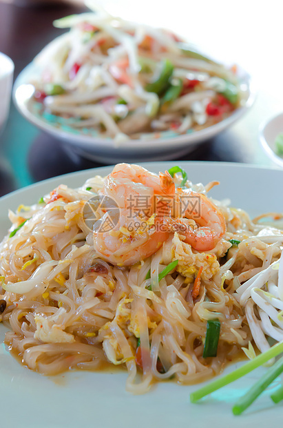 青豆饭黄色红色油炸面条白色蔬菜海鲜盘子食物图片