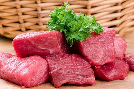 新鲜生肉猪肉牛肉木板饮食胡椒木头美食香菜厨房鱼片图片