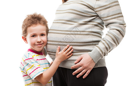 小儿子抚摸或亲近怀孕母亲的腹部图片