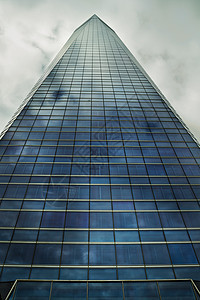 在水晶的摩天大楼上反射云层办公室商业城市街道天际路面车辆植物窗户运输图片