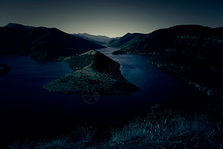 保加利亚卡尔贾利湖场景月亮山脉天空全景蓝色月光绿色图片