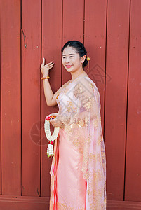 亚裔泰国妇女泰式结婚装扮新娘幸福花环戏服微笑粉色婚礼文化女性传统套装图片