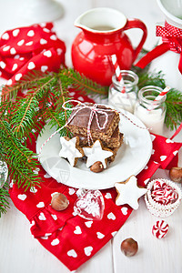 巧克力蛋糕和圣诞节饼干;图片
