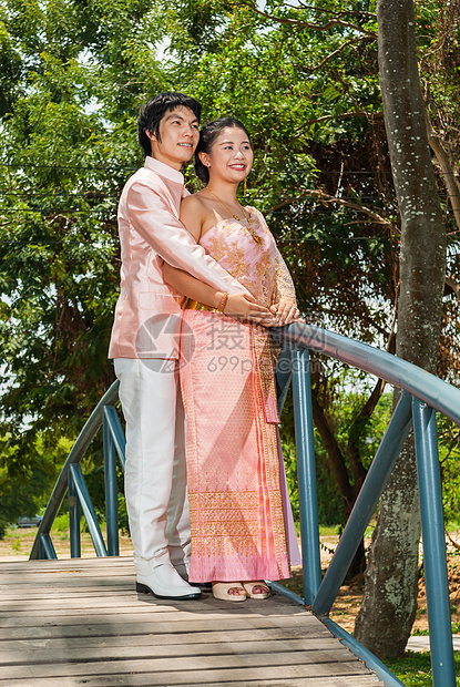 泰国结婚西装 中的亚洲泰新婚新娘蓝色男人戏服男朋友传统拥抱妻子文化情人灵魂图片