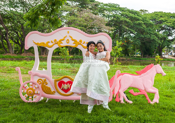 爱车前的亚洲泰新婚新娘图片